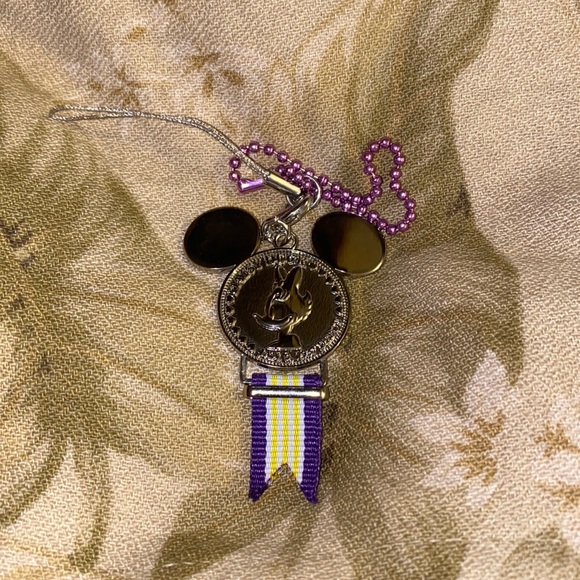 New Disney Mascot Medal Keychains - Picture 4 of 6